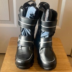 Boy winter snow boot. Size 3